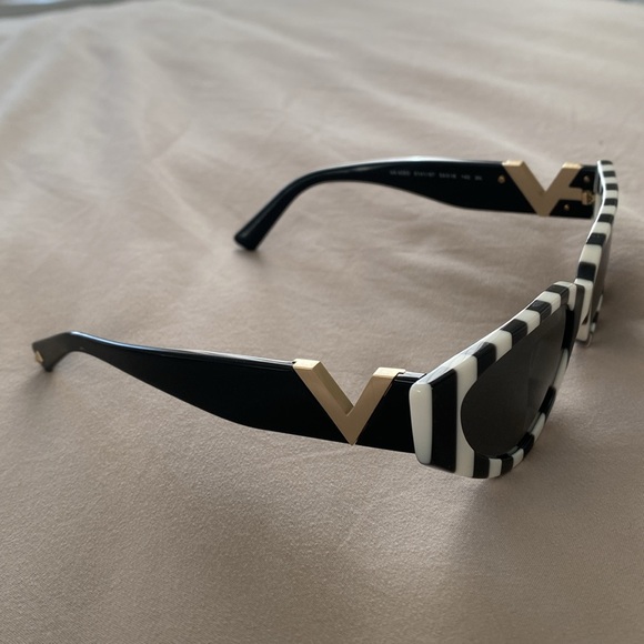 Brand new unique Valentino sunglasses!! Wrapped in packaging, no tag with it. - Picture 4 of 4